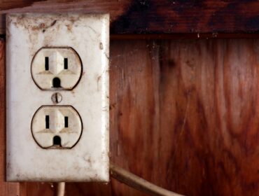 loose electrical outlet residential electrician